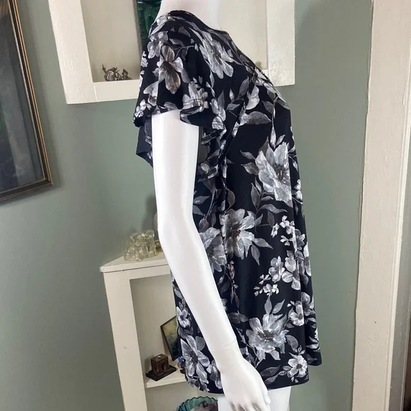 NWOT Floral Black Gray Long Tunic Blouse Shirt Top Heimish Cutout Flutter Sleeve - Picture 7 of 9